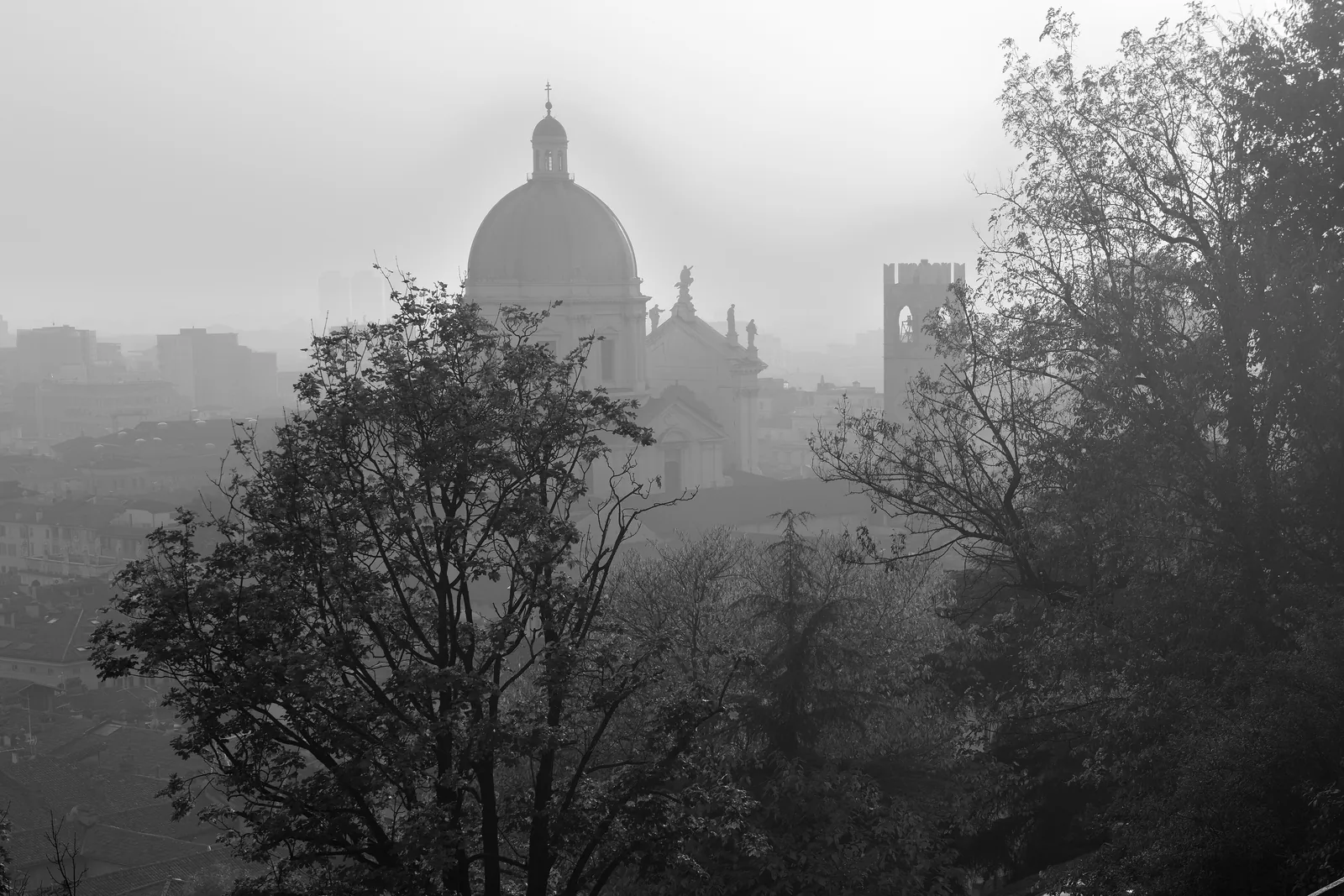 La cupola del Duomo nuovo e la Torre del Popolo di Brescia nella foschia del mattino