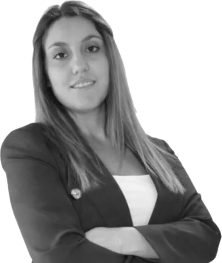 Ritratto di Chiara Vaccaro, a braccia conserte, in giacca scura
